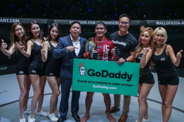Victor Cui, Eduard Folayang (© ONE Championship)